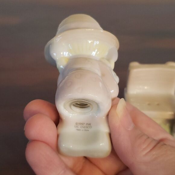Vtg Enesco Precious Moments "Seasoned With a Smile" Salt & Pepper Shakers 1997 - Picture 8 of 9